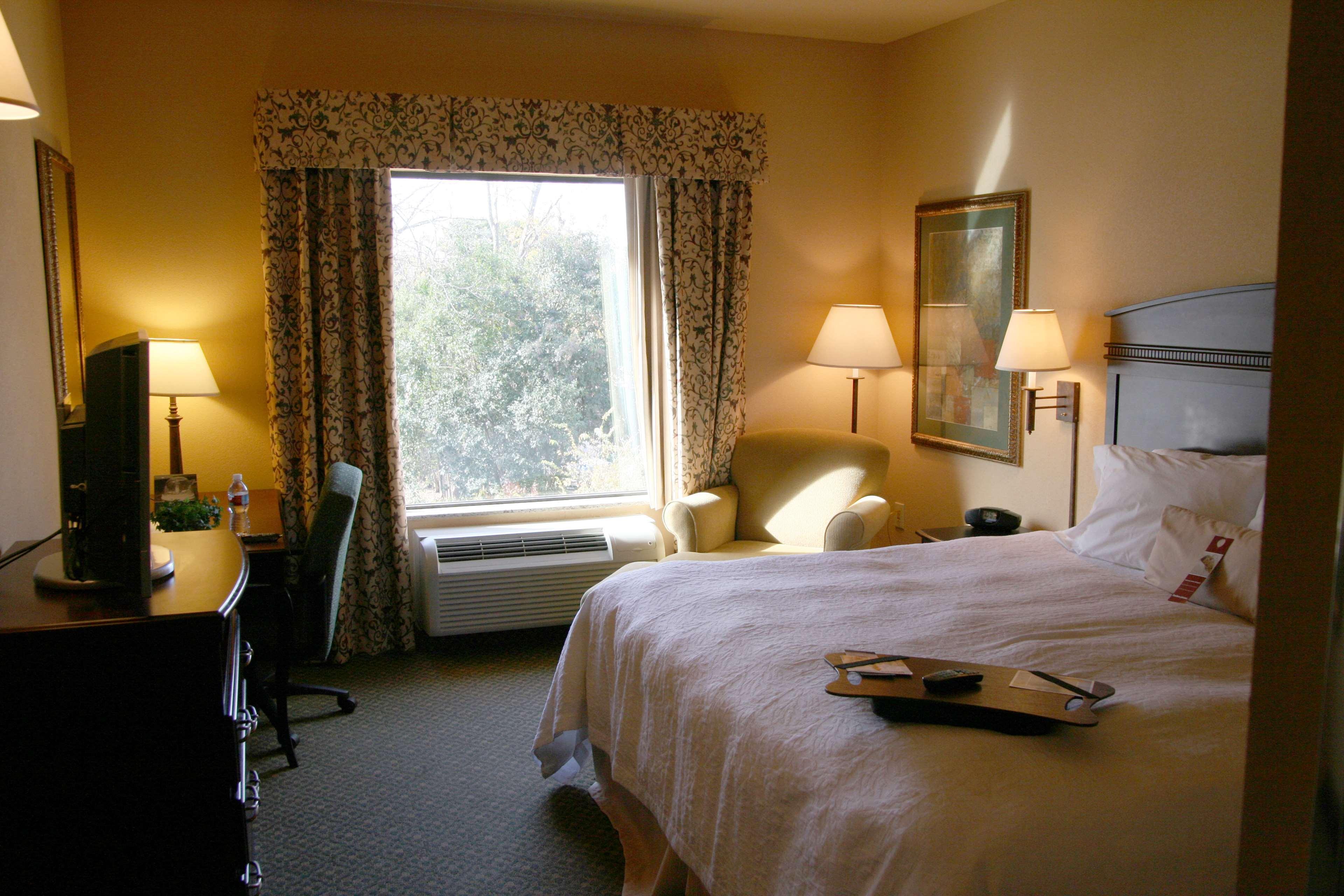 Hampton Inn & Suites Fredericksburg Oda fotoğraf